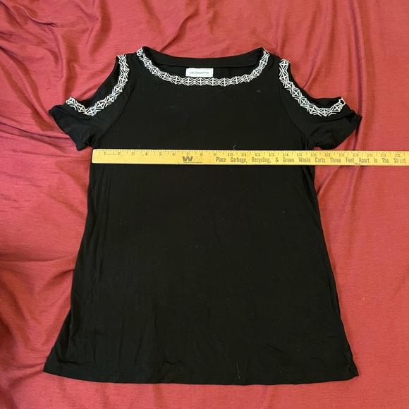 Liz Claiborne Black Cold Shoulder Top with White Embroidery Size Small - Picture 3 of 8